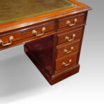 Edwardian mahogany pedestal desk 122cms - Image 4