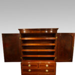 Georgian mahogany linen press - Image 2