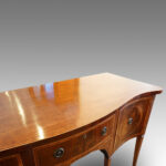 Georgian mahogany sideboard of serpentine shape - Image 8