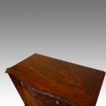 Mahogany serpentine sideboard - Image 4