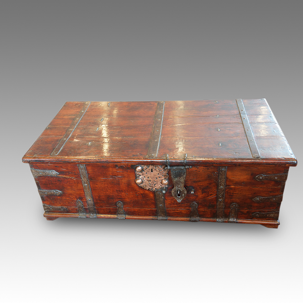 Large-Antique-Colonial-hardwood-coffee-table-trunk.jpg Antique Colonial hardwood coffee table trunk - Image 1