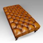 Large Chesterfield buttoned leather stool - Image 7