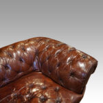 Large buttoned leather chesterfield - Image 7