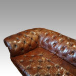 Large buttoned leather chesterfield - Image 6