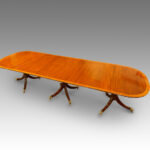 Mahogany triple pillar dining table of the Georgian style - Image 9
