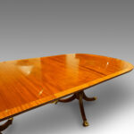 Mahogany triple pillar dining table of the Georgian style - Image 2