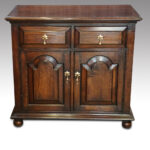 Oak small panelled cupboard - Image 2