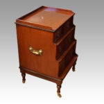 Pair of Georgian style bedside chests - Image 2