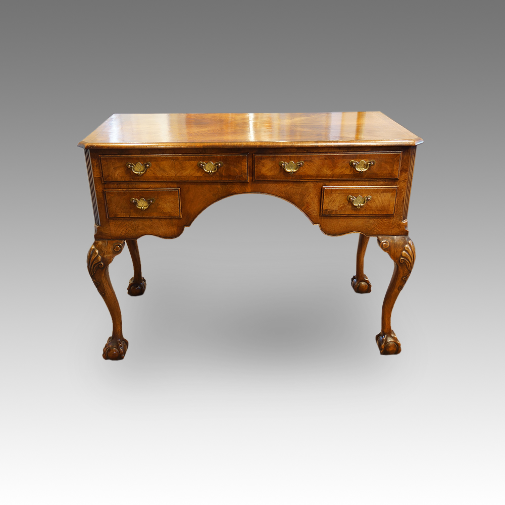 Queen-Anne-style-walnut-dressing-table.jpg Queen Anne style walnut dressing table - Image 1