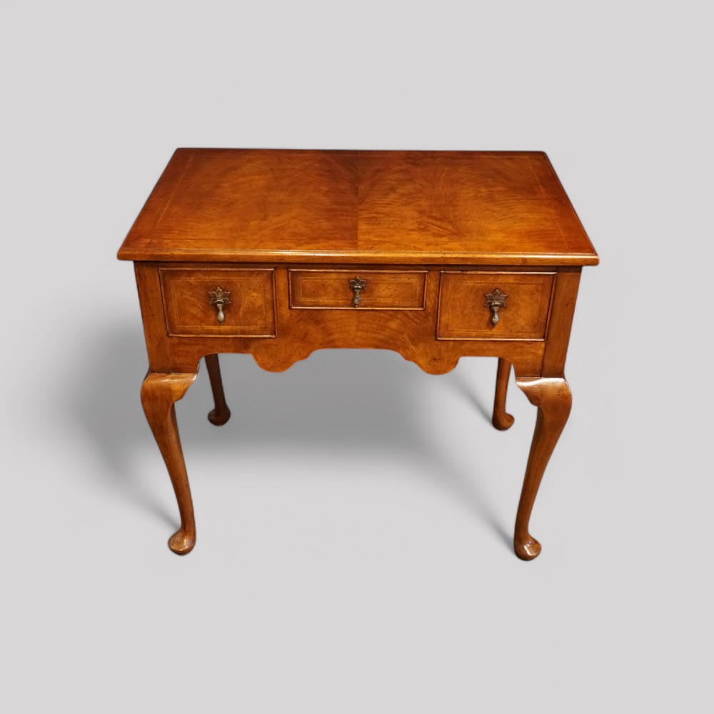 Queen-Anne-style-walnut-lowboy-front.jpg Queen Anne style walnut lowboy - Image 1