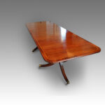 Regency style mahogany cross-banded twin pillar dining table - Image 3