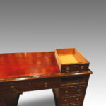 Victorian mahogany banded pedestal desk - Image 2