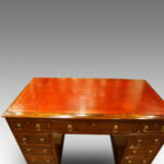 Victorian mahogany banded pedestal desk - Image 4