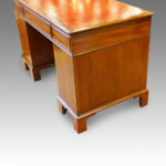 Victorian mahogany banded pedestal desk - Image 14