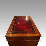 Victorian mahogany pedestal desk - Image 2