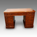 Victorian walnut pedestal desk 123cms - Image 9