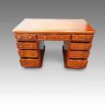 Victorian walnut pedestal desk 123cms - Image 2