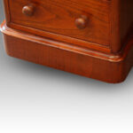 Victorian walnut pedestal desk 123cms - Image 4