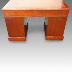 Victorian walnut pedestal desk 123cms - Image 3