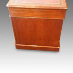 Victorian walnut pedestal desk 123cms - Image 5