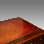 Victorian walnut pedestal desk 123cms - Image 7